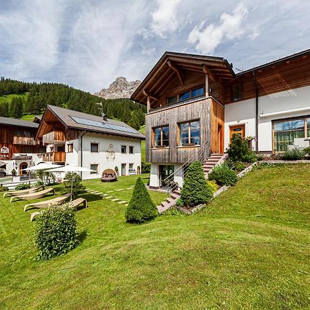 Villa Flora Mountain Lodges San Cassiano  Eksteriør billede