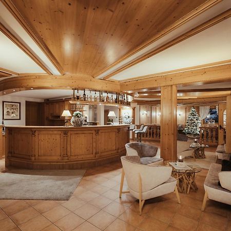 Villa Flora Mountain Lodges San Cassiano  Eksteriør billede
