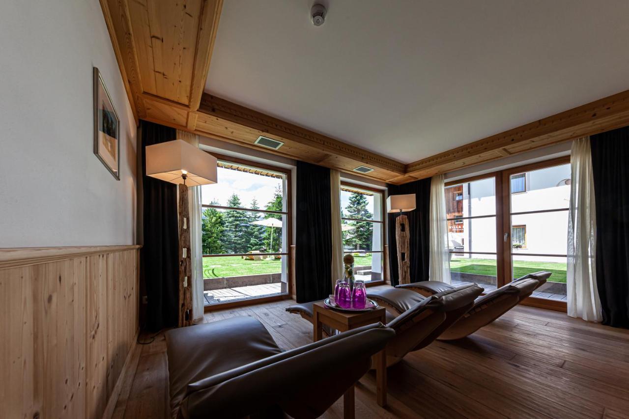 Villa Flora Mountain Lodges San Cassiano  Eksteriør billede