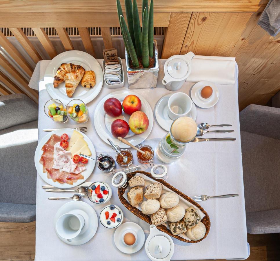 Villa Flora Mountain Lodges San Cassiano  Eksteriør billede
