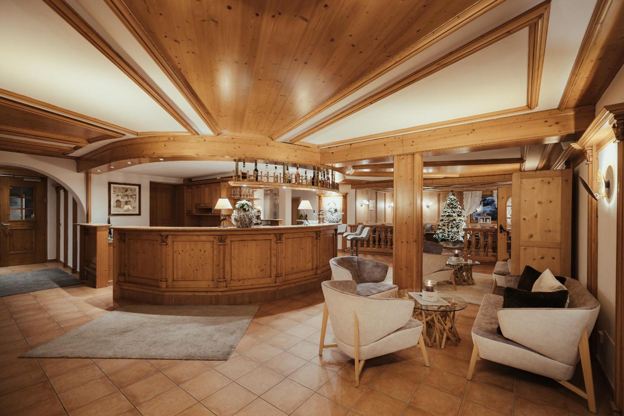 Villa Flora Mountain Lodges San Cassiano  Eksteriør billede