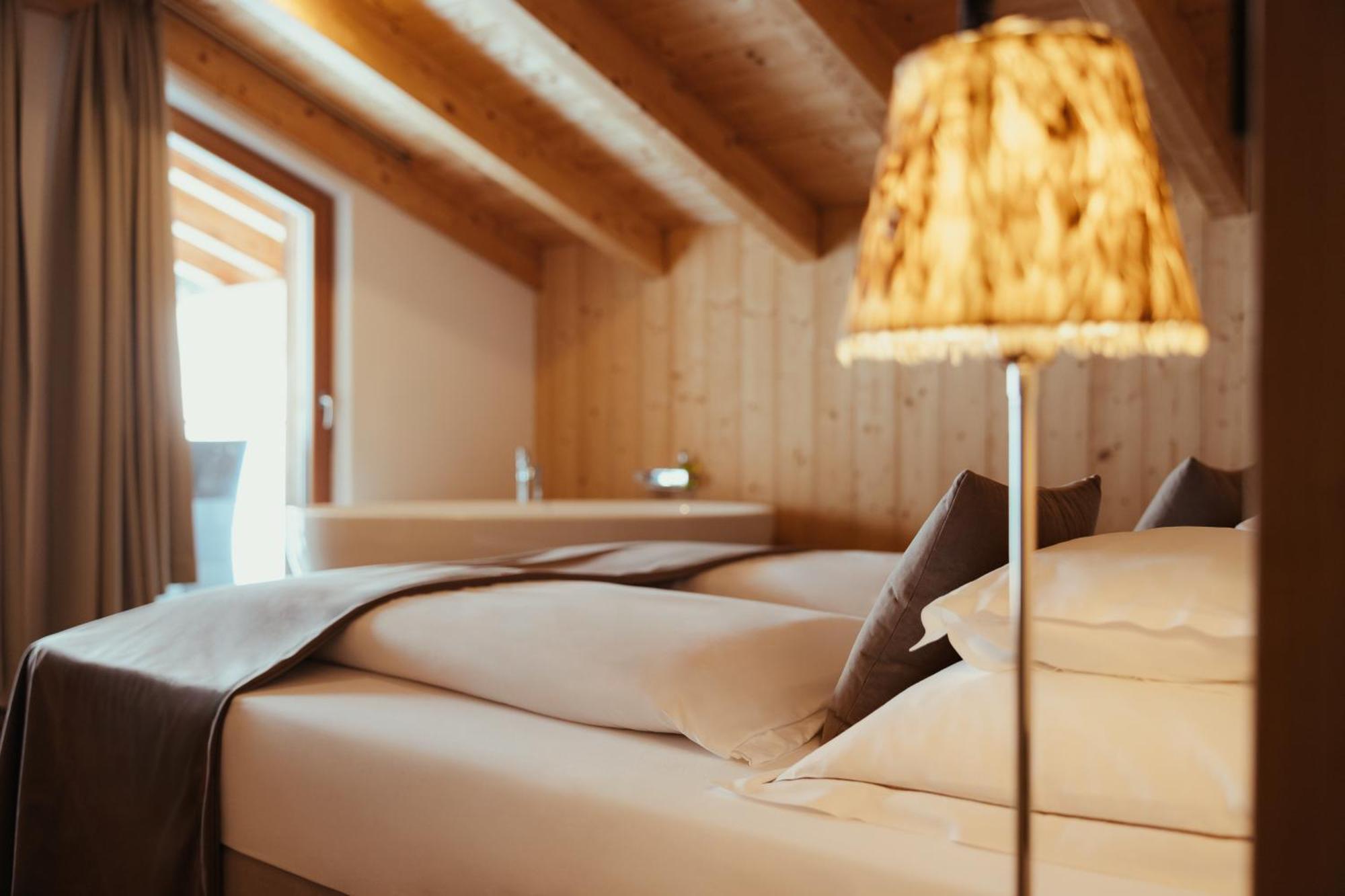 Villa Flora Mountain Lodges San Cassiano  Eksteriør billede