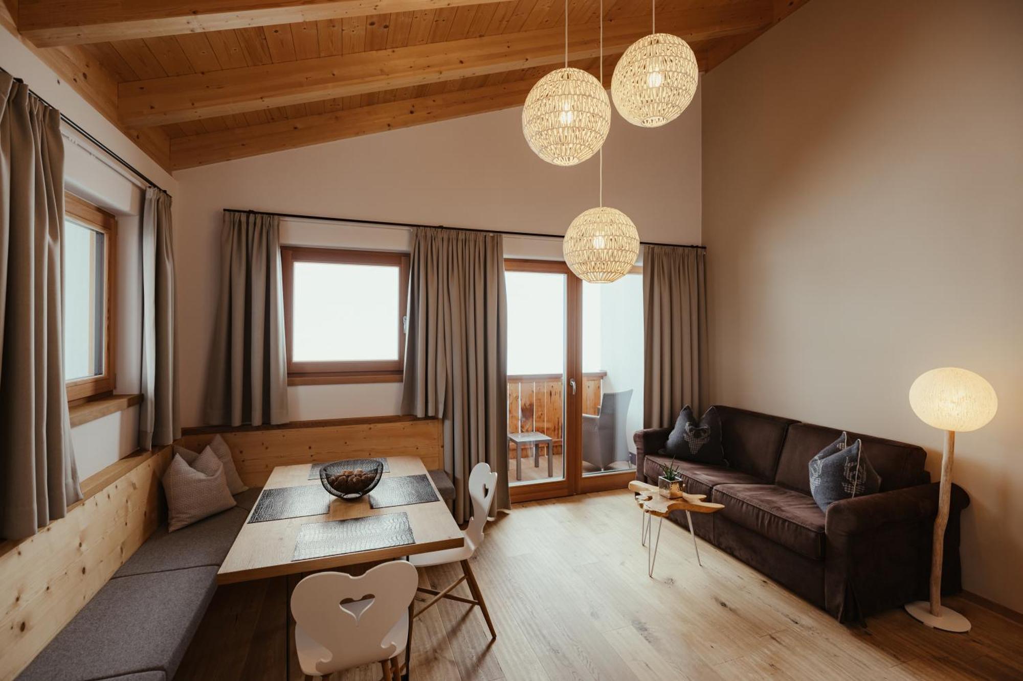 Villa Flora Mountain Lodges San Cassiano  Eksteriør billede