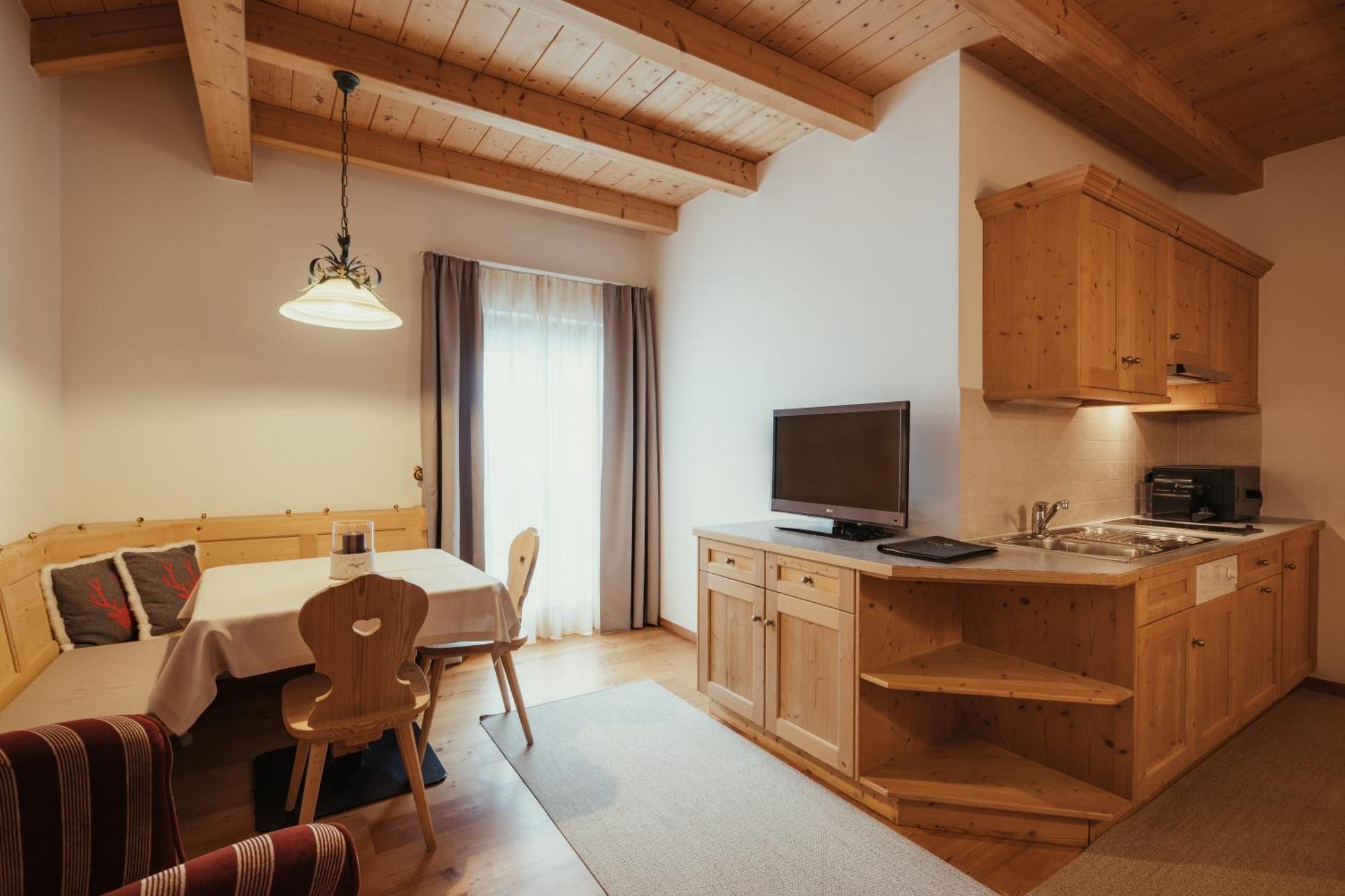 Villa Flora Mountain Lodges San Cassiano  Eksteriør billede